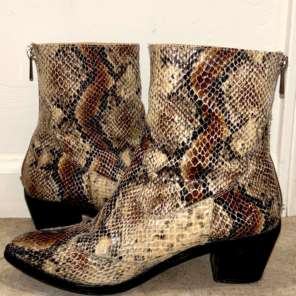 \\ non-leather snake skin boots //